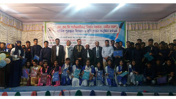 বৃত্তিপ্রাপ্ত শিক্ষার্থীদের সাথে অতিথিরা