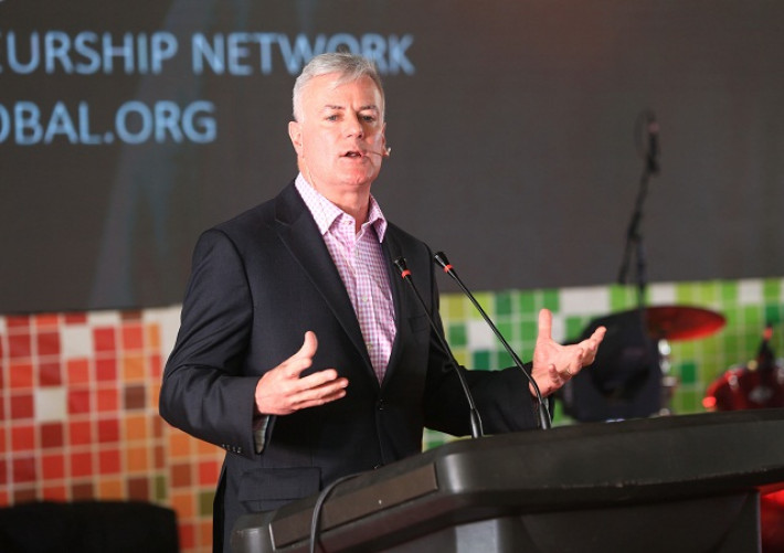 বক্তব্য রাখছেন জোনাথান ওর্থম্যান