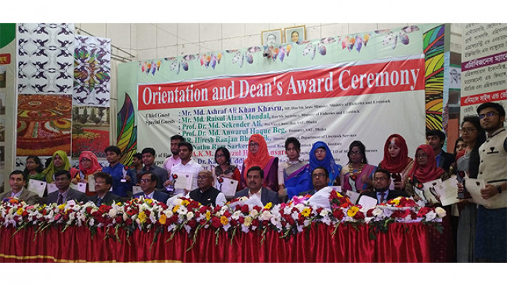 অতিথিদের সঙ্গে ডিন অ্যাওয়ার্ডপ্রাপ্ত শিক্ষার্থীরা