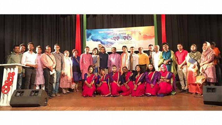 ‘এপার ওপার এক কণ্ঠ’ আবৃত্তি অনুষ্ঠানে অতিথির সাথে শিল্পীরা
