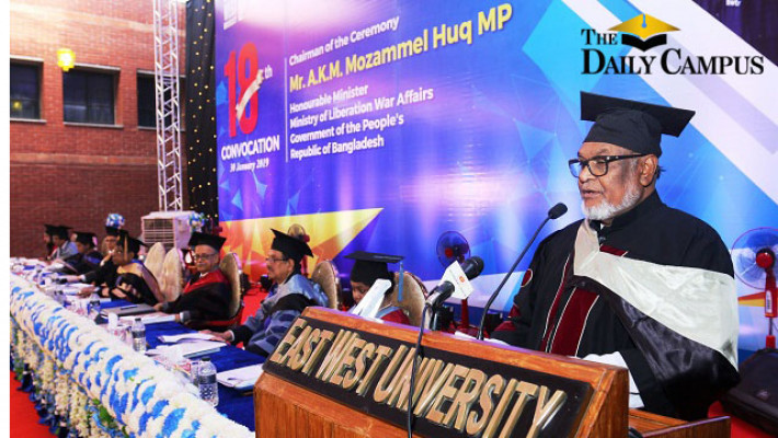 সমাবর্তনে বক্তব্যে রাখছেন মুক্তিযুদ্ধ বিষয়ক মন্ত্রী আ.ক.ম. মোজাম্মেল হক