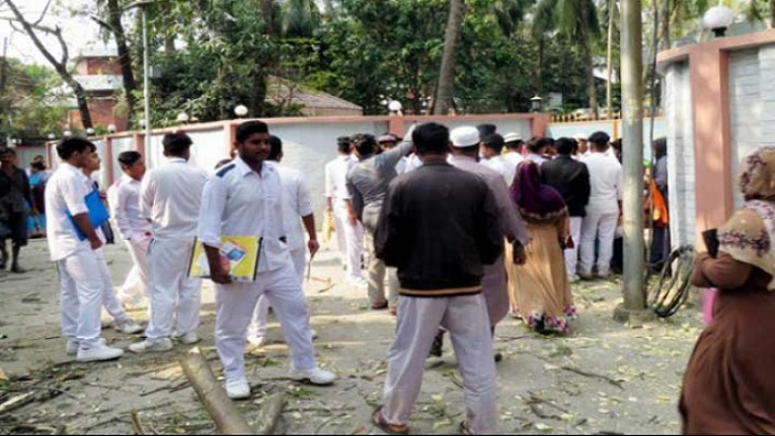 ডিসি ভবন ঘেরাওয়ে শিক্ষার্থীরা