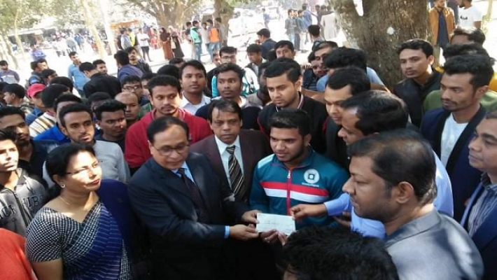 রাবির রুমকি পেল বাংলা বিভাগ, সামিরকে সাংসদের লক্ষ টাকার চেক 