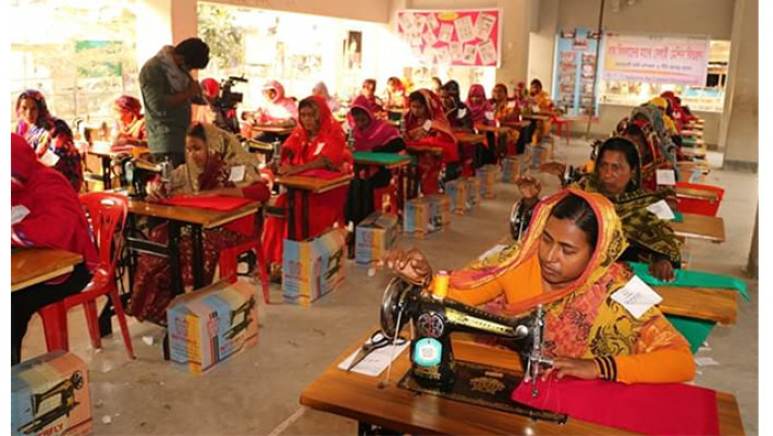 প্রশিক্ষণ নিচ্ছে নারীরা