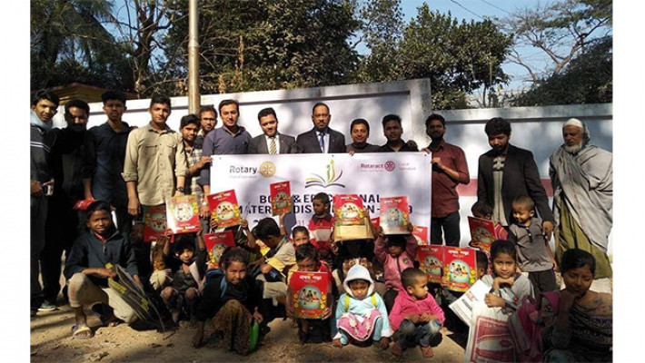 শিক্ষার্থীদের সাথে রোটার‍্যাক্ট ক্লাবের সদস্যরা