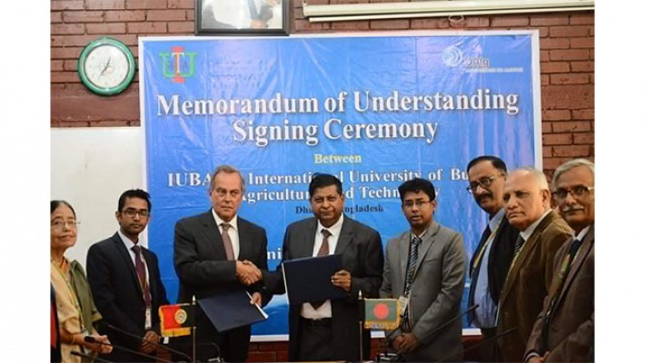 সমঝোতা স্মারকের চুক্তিপত্র বিনিময় করছেন উভয় বিশ্ববিদ্যালয়ের প্রতিনিধিরা