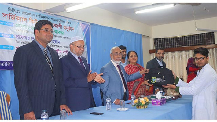 বাকৃবি শিক্ষার্থীদের মাঝে সার্জিক্যাল কিট বক্স বিতরণ করছেন অতিথিরা