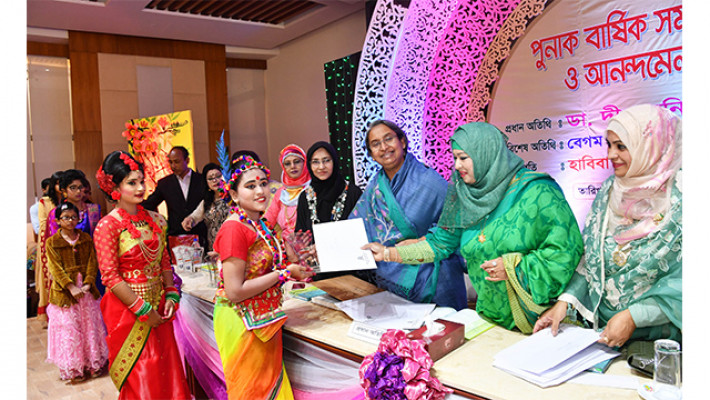 প্রতিযোগিতায় বিজয়ী শিক্ষার্থীদের মাঝে পুরস্কার বিতরণ করছেন শিক্ষামন্ত্রী।