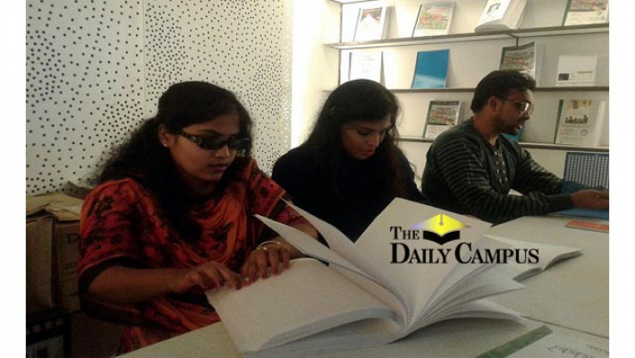 স্পর্শ ব্রেইল প্রকাশনীতে দৃষ্টি প্রতিবন্ধীরা বই দেখছেন