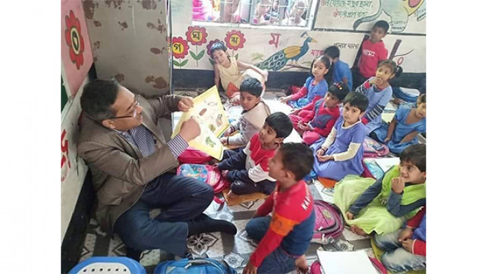 ক্লাস নিচ্ছেন প্রাথমিক ও গণশিক্ষা মন্ত্রণালয়ের সচিব আকরাম-আল হোসেন 