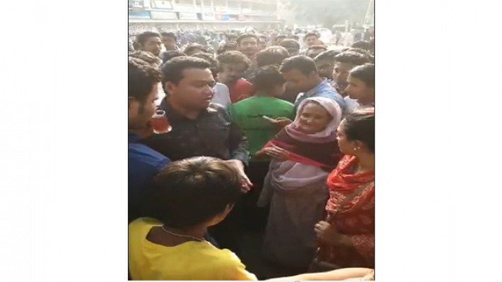 ছাত্রলীগ নেতাদের উপস্থিতিতে দোকানগুলো খুলে দেয়া হয়