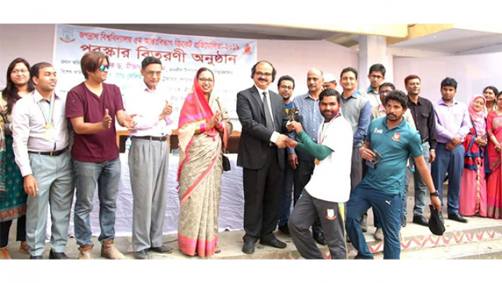 বিজয়ীদের হাতে পুরস্কার তুলে দিচ্ছেন উপাচার্য