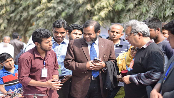 বিজ্ঞান মেলার প্রথম দিনে জাবির আকাশে ড্রোন