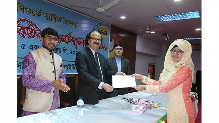 প্রশিক্ষণার্থীদের সনদ প্রদান করছেন জবি উপাচার্য