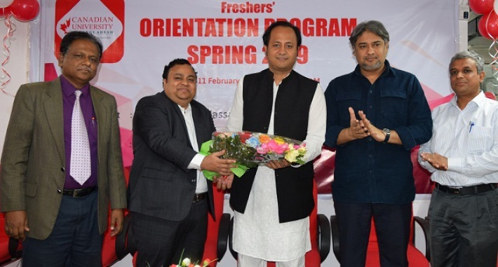 অনুষ্ঠানে শিক্ষা উপমন্ত্রীকে ফুল দিয়ে শুভেচ্ছা জানানো হয়