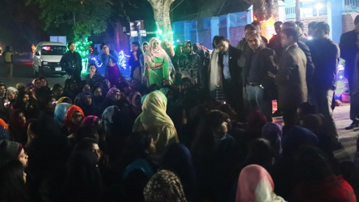 প্রশাসনের আশ্বাসে হলে ফিরলো ছাত্রীরা