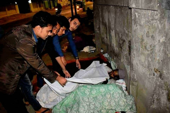 শীতার্ত মানুষের মধ্যে কম্বল বিতরণ করা হয়