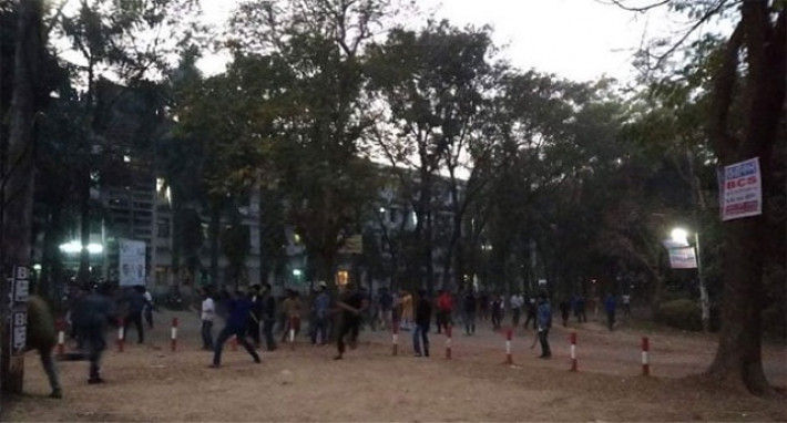 জাবি ক্যাম্পাসে ছাত্রলীগের দুই গ্রুপের সংঘর্ষ 