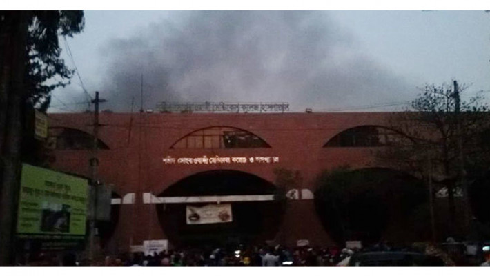 সোহরাওয়ার্দী মেডিকেল কলেজ হাসপাতালে আগুলের কালো ধোঁয়া