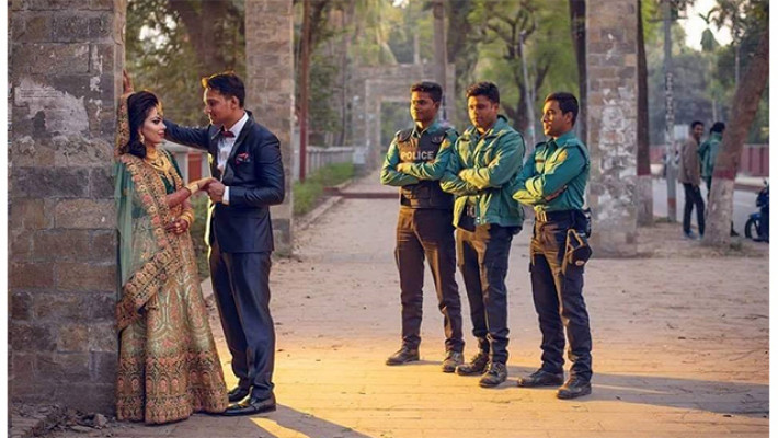 প্রেমিক যুগলের চলছে ভালোবাসার রম্য রচনা লেখার মুহূর্ত।কিংকর্তব্যবিমূঢ় পাশে থাকা নিশ্চুপ তিন পুলিশ সদস্য। 