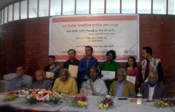 অনুষ্ঠানে অতিথিদের সঙ্গে পুরষ্কারপ্রাপ্ত শিক্ষার্থীরা