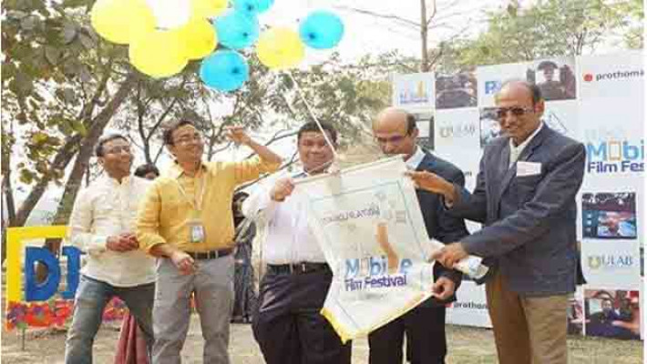 বেলুন উড়িয়ে মোবাইল চলচ্চিত্র উৎসবের উদ্বোধন করেন অতিথিরা