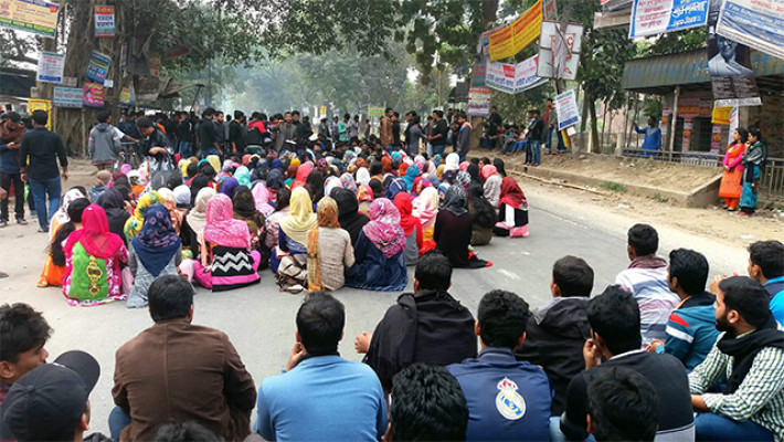 ক্লাস-পরীক্ষা চালুর দাবিতে সড়ক অবরোধ হাবিপ্রবি শিক্ষার্থীদের