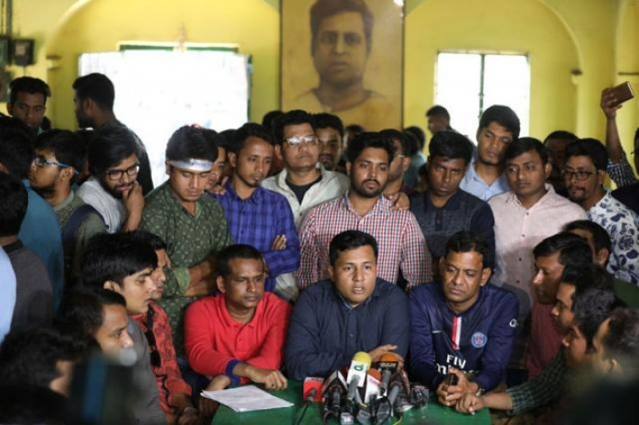 রবিবার দুপুরে মধুর ক্যান্টিনে আকরামুল হাসান সাংবাদিকদের সঙ্গে কথা বলেন