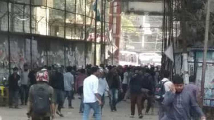 মাথায় হেলমেট হাতে অস্ত্র নিয়ে সংঘর্ষে জবি ছাত্রলীগ