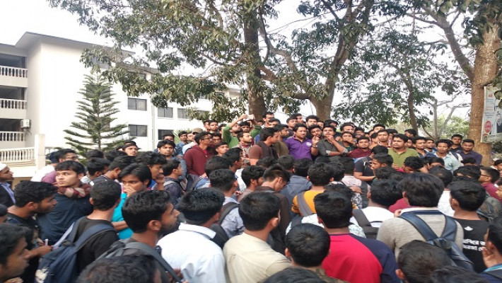 আবারও কুবির বাসে হামলা, চালকসহ আহত ৩