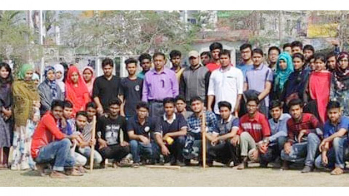 খেলায় অংশ নেয়া শিক্ষার্থীরা