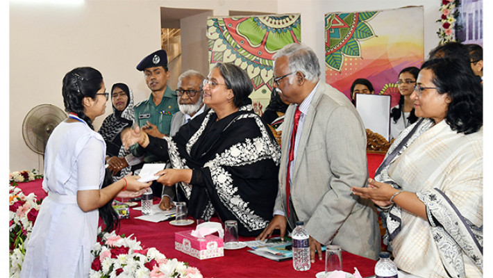 শিক্ষার্থীকে বৃত্তি প্রদান করছেন শিক্ষামন্ত্রী 
