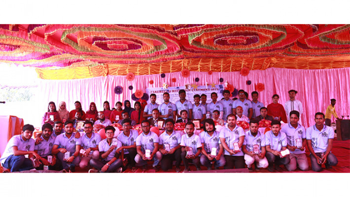 বিদায় সংবর্ধনা ও নবীনবরণ অনুষ্ঠানে শিক্ষার্থীরা