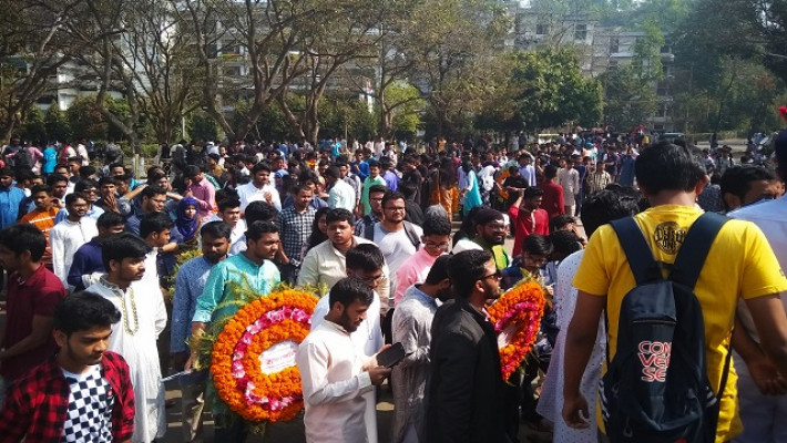 চবির শহীদ মিনারে সর্বস্তরের সংগঠনের পুষ্পমাল্য অর্পণ