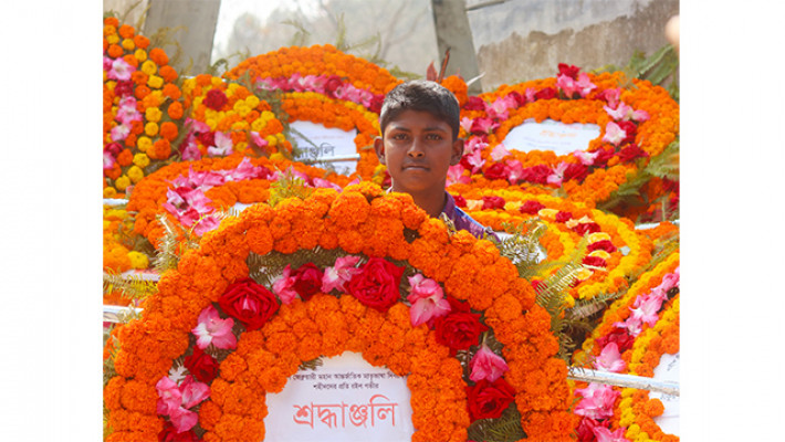 শহীদ মিনারি ফুল দিচ্ছে আজিজুর রহমান বিজয়