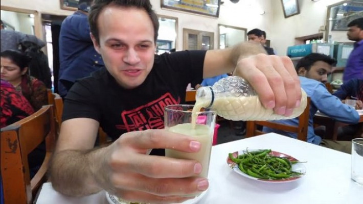 ঢাকার খাবার নিয়ে বিদেশি তরুণের ‘লাইভ’ ভাইরাল!