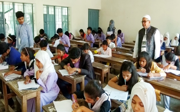 এনায়েতপুরে প্রথমবারের মত অনুষ্ঠিত গণিত অলিম্পিয়াডে অংশ নেওয়া শিক্ষার্থীদের একাংশ