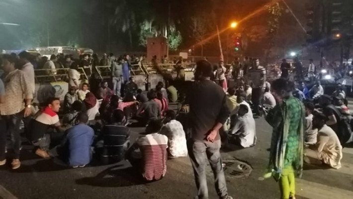 কোটা পুনর্বহালের দাবিতে গণভবন এলাকায় সড়ক অবরোধ