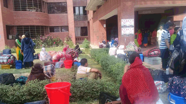 ক্লাস শুরু কাল অথচ হল বরাদ্দ নেই, ভোগান্তিতে নবীনরা 