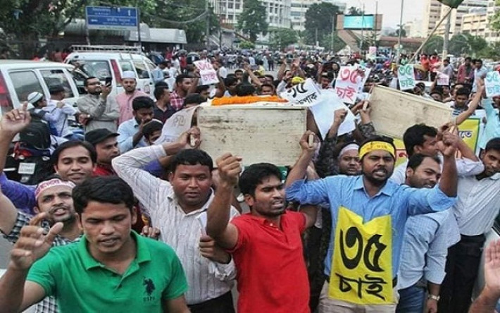 চাকরিতে প্রবেশের বয়সসীমা ৩০ থেকে বাড়িয়ে ৩৫ করার দাবিতে দীর্ঘদিন ধরে কর্মসূচিতে রয়েছে একদল চাকরিপ্রত্যাশী