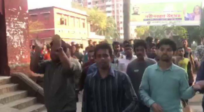 ছাত্রলীগের হল ভিপি প্রার্থীর বিরুদ্ধে বিক্ষোভ মিছিল