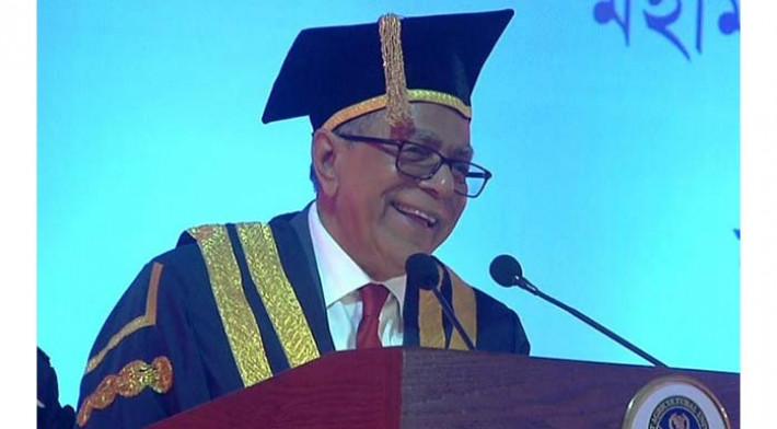 নোয়াখালী বিজ্ঞান ও প্রযুক্তি বিশ্ববিদ্যালয়ের দ্বিতীয় সমাবর্তনে বক্তৃতা করছেন রাষ্ট্রপতি।