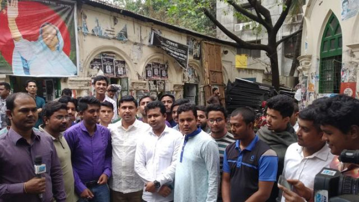 মঙ্গলবার মুধর ক্যান্টিনে একসঙ্গে ফটোসেশন