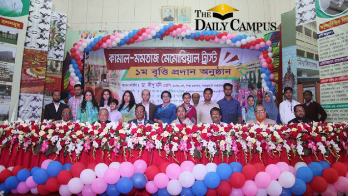 শিক্ষামন্ত্রীর সঙ্গে ফটোসেশনে অতিথিরা ও বৃত্তিপ্রাপ্তরা