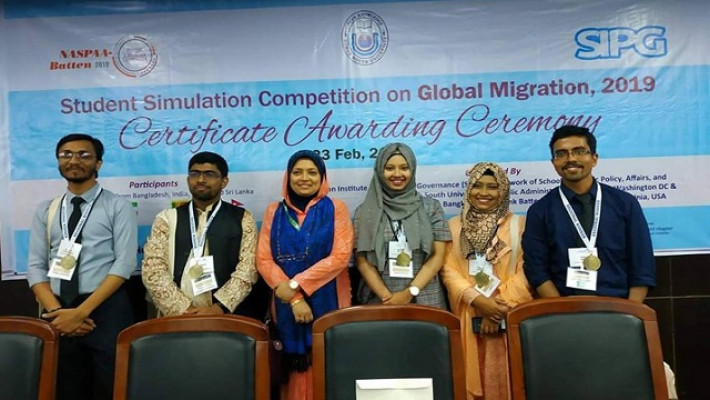 শিক্ষকের সঙ্গে চ্যাম্পিয়ন ঢাবি শিক্ষার্থীরা