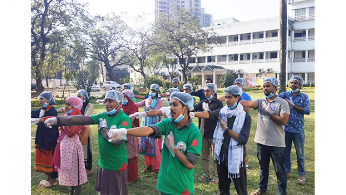 ঢাবির আইন অনুষদের সামনে ক্যাম্পাস পরিচ্ছন্ন রাখার শপথ গ্রহণ করছেন শিক্ষার্থীরা