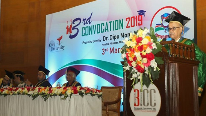 সমাবর্তন অনুষ্ঠানে গ্র্যাজুয়েটদের হাতে ডিগ্রি তুলে দেওয়ার সময়