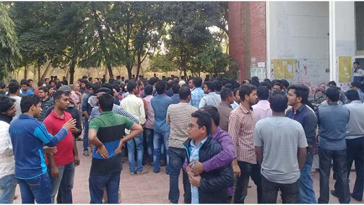 গ্রন্থাগারে ব্যাগে নিষেধাজ্ঞা, বিক্ষোভে জাবি শিক্ষার্থীরা