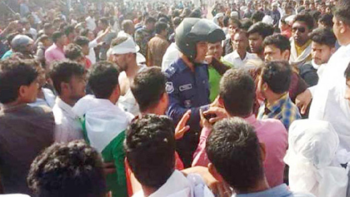 রোহিঙ্গা ক্যাম্পে চাকরির দাবিতে আন্দোলন, সড়ক অবরোধ