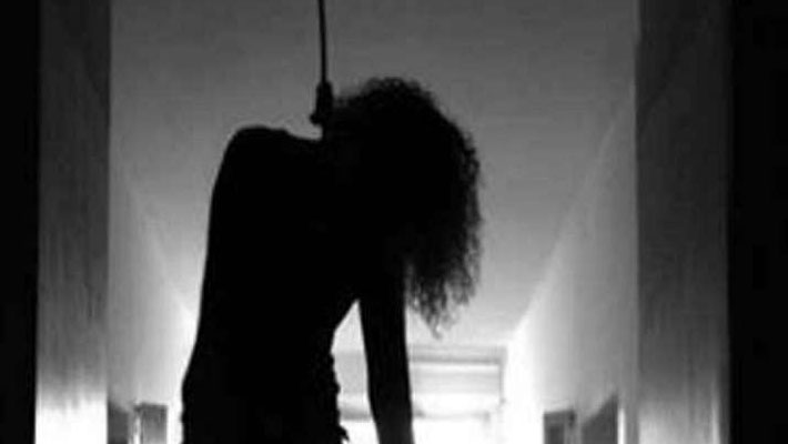 বনভোজনে যাবার টাকা না পেয়ে স্কুলছাত্রীর আত্মহত্যা